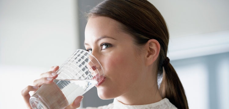 Pse duhet të konsumojmë  sa më shumë ujë në verë?