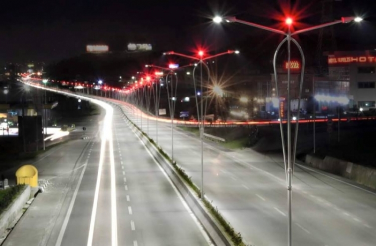 Autostrada Tiranë-Durrës pjesërisht pa drita, ja zonat pa energji elektrike