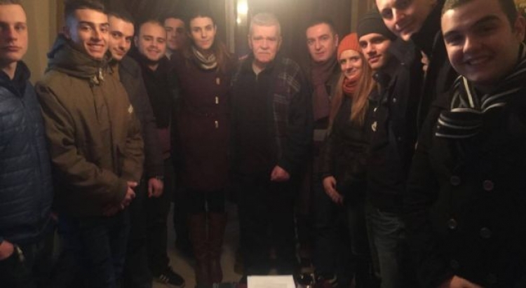 Robert Ndrenika feston 75-vjetorin e lindjes, LRI i bën surprizë në shtëpi [FOTO]