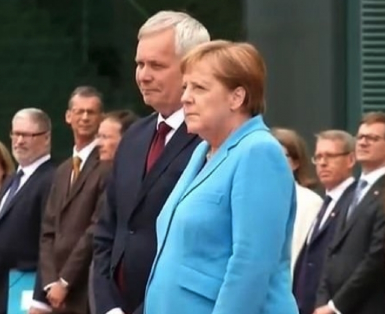 Çfarë po ndodh me gruan e hekurt? Merkel e kapin sërish dridhjet [VIDEO]