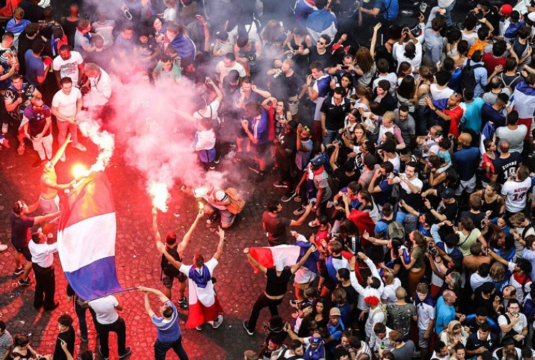 Festa e Botërorit kthehet në makth për parizienët! Të vdekur dhe të plagosur[FOTO]