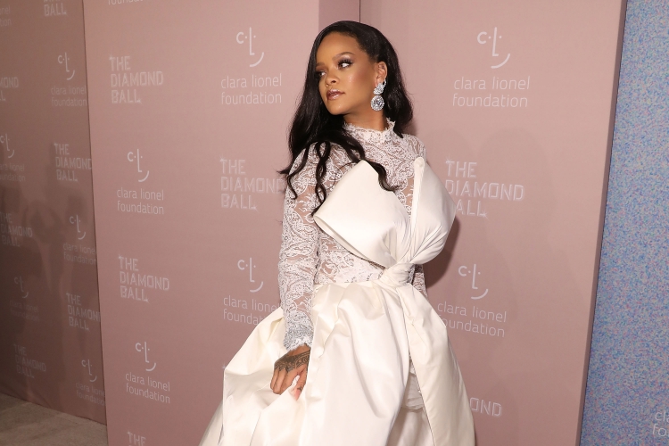Rihanna shkëlqeu e veshur me të bardha në ‘Diamond Ball’, por vëmendjen e mori diçka tjetër [FOTO]