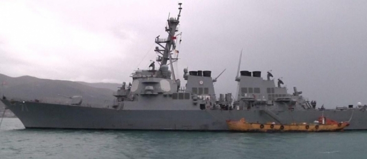 Anija ushtarake amerikane ‘Ross’ mbërrin në Vlorë, e mirëpret ambasadori Lu e zv/ministri Mbrojtjes PetroKoçi