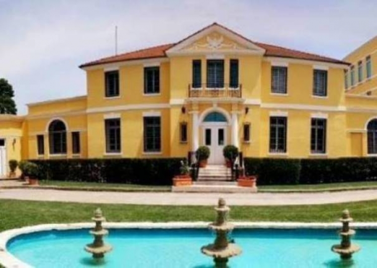 Ambasada e SHBA-së, ka nxjerr në ankand “online” disa mobilje dhe pajisje shtëpiake