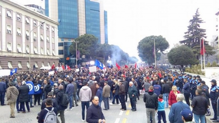 Nis protesta pa ndërprerje, montohen çadrat në shesh