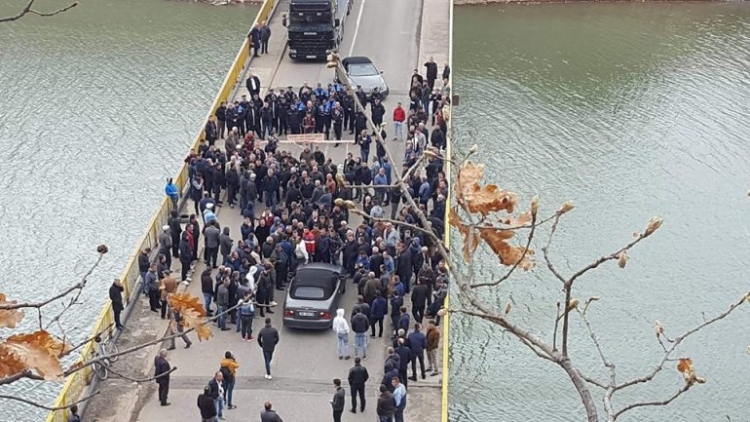 I penguan rrugën kryeministrit, procedohen penalisht 13 protestues në Kukës