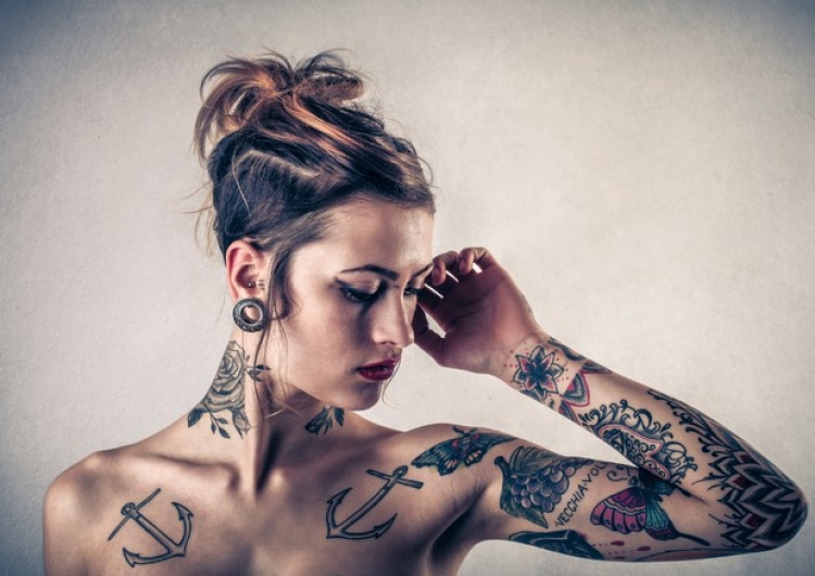 Bëri një tatuazh, 30-vjeçarja përballet me dhimbje të tmerrshme për 3 vjet