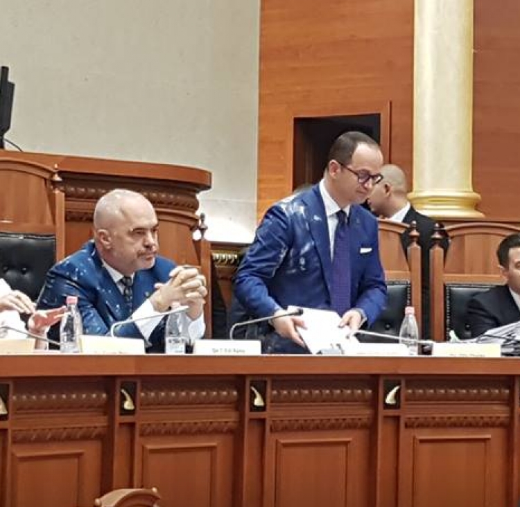 Tensione në Parlament, Noka i hedh miell Ramës,  Ruçi e përjashton nga seanca