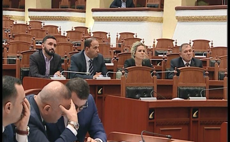 Pak minuta para betimit në Parlament, aleati i Bashës bën një deklaratë të fortë[FOTO]