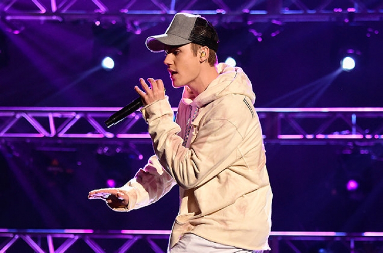 Justin Bieber këndon live në klub...”për pije falas” [VIDEO]