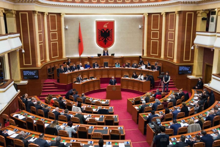 Deputetët e PD vendosin për djegien e mandateve