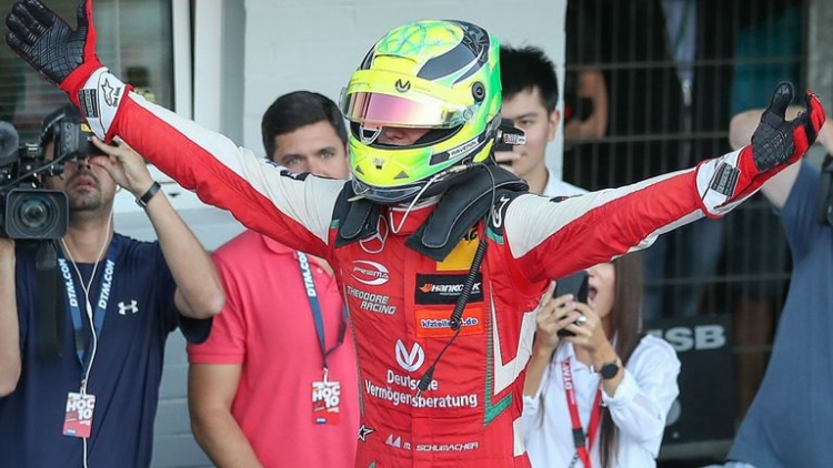 Schumacher triumfon në garat e kampionatit amator, tashmë drejt aventurave të reja