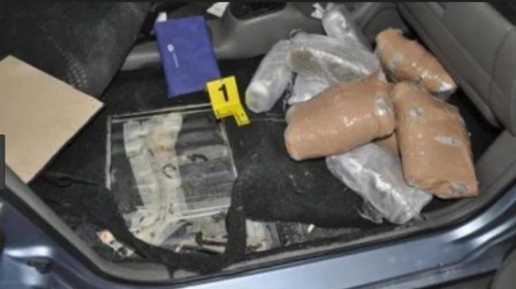 Tepelenë, kapen me 31 kilogramë kanabis, policia arreston tre persona, shpallet një në kërkim