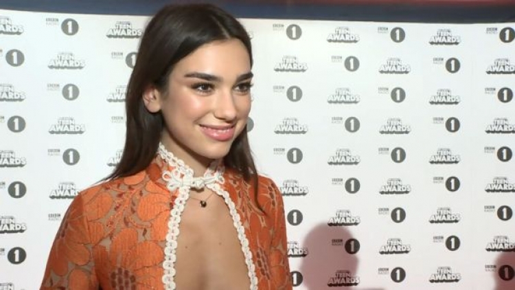 Dua Lipa tjetër sukses, fiton këtë çmim në Britani [FOTO]