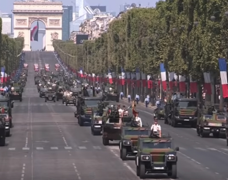 Franca feston me parada ushtarake, Macron: Mbrojtja sot më e rëndësishme që prej Luftës së Dytë Botërore [VIDEO]
