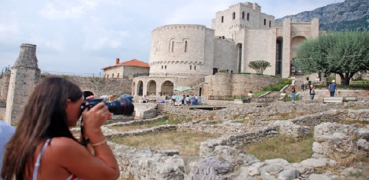 Shqipëria taksë të lartë për qëndrimin e turistëve