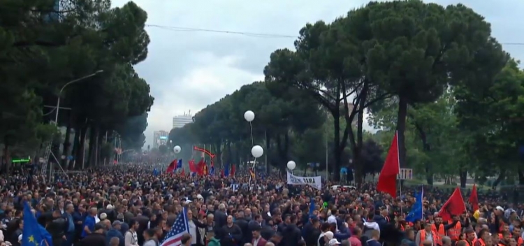 Protestuesit hedhin tymuese dhe shashka drejt kryeministrisë, policia bën thirrje për shmangien e dhunës