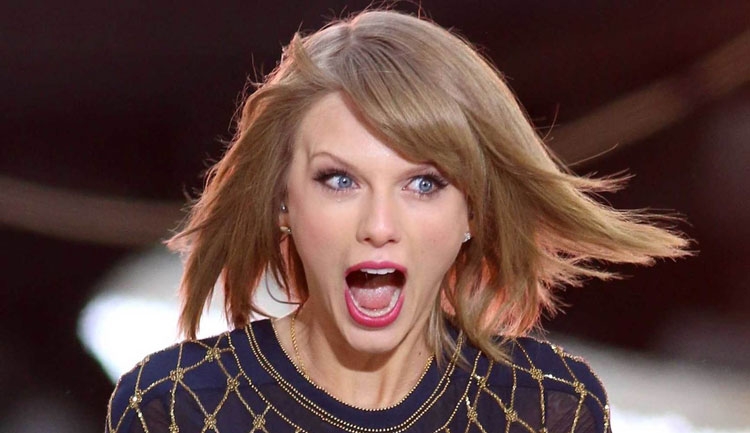 Interneti tërbohet: Taylor Swift ka zmadhuar gjoksin! [FOTO]