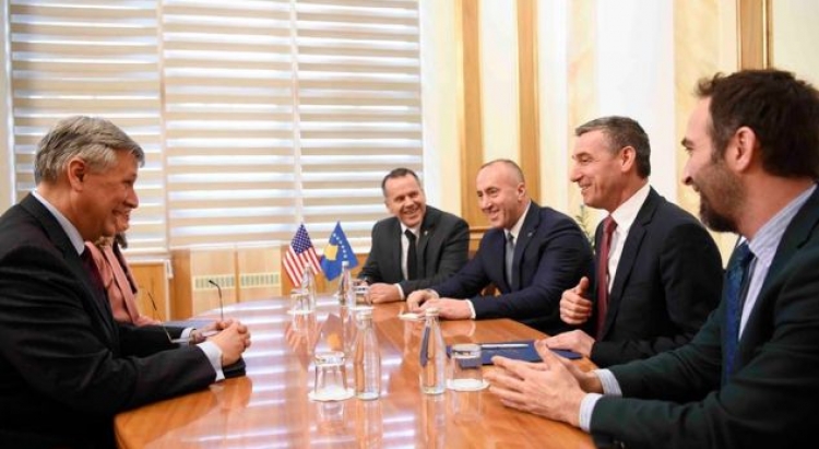 Haradinaj e Veseli takohen me ambasadorin amerikan. Reagon Serbia: Nuk jemi budallenj!
