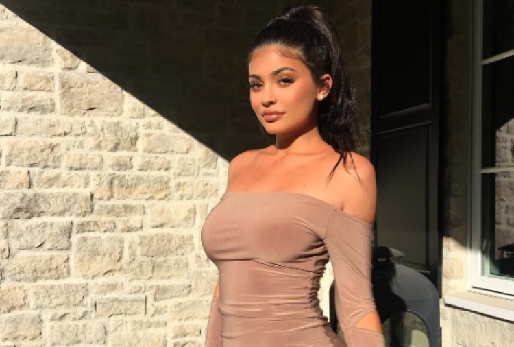 Kylie Jenner e pavendosur! Çfarë i ka ndodhur? [FOTO]