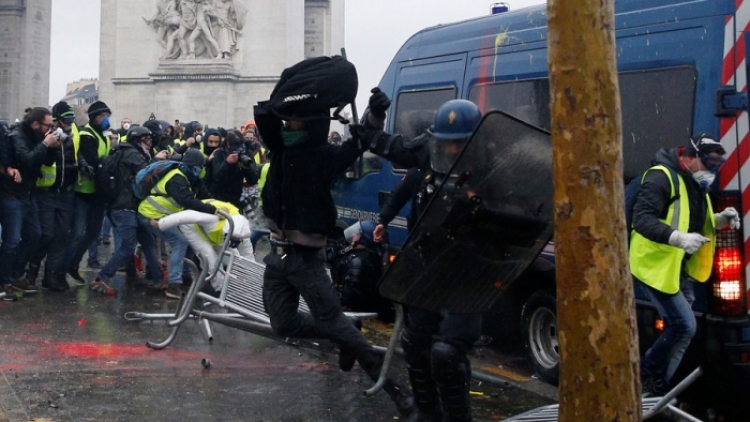 ‘’Parisi i djegur’’, arrestohen 287 protestues. Titujt bombastikë të mediave...