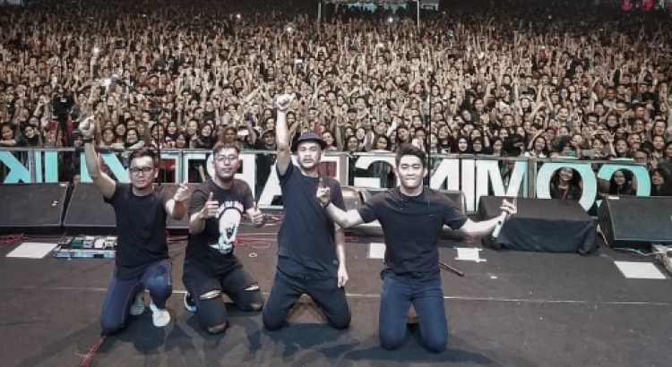 Indonezi, cunami përpin bandën e popit teksa luanin live [VIDEO]