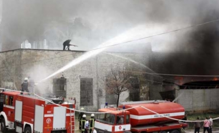 Kaos në paraburgimin e Vlorës, të dënuarit vënë zjarr të qëllimshëm