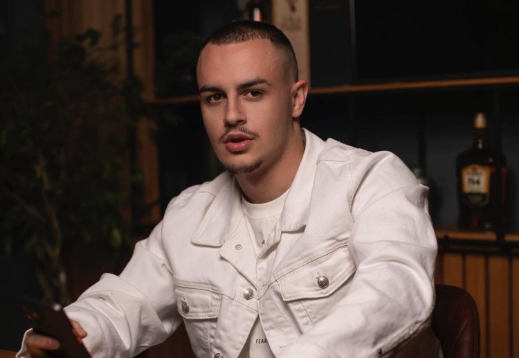 Don Xhoni reagon pas incidentit në koncert: Pranon gabimin dhe u kërkon falje fansave
