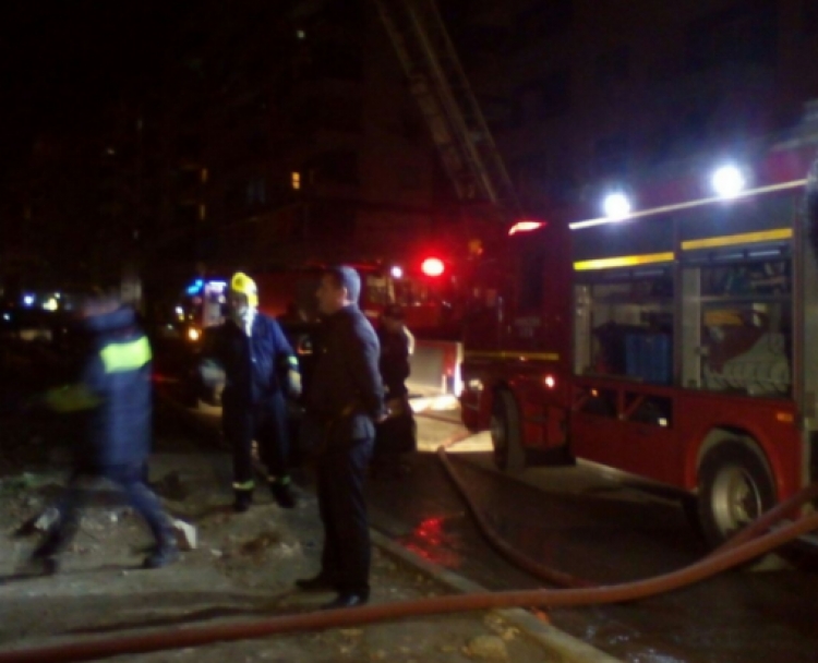 Tiranë, zjarr në banesë, asfiksohet 85-vjeçari