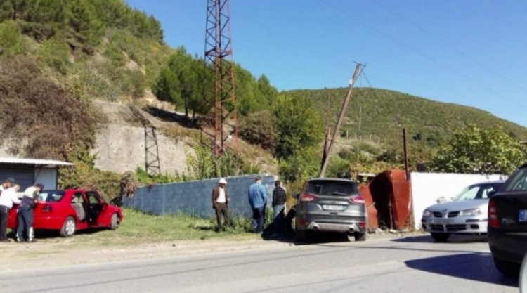 Elbasan/ Makina devijon nga rruga dhe përplaset me shtyllën elektrike