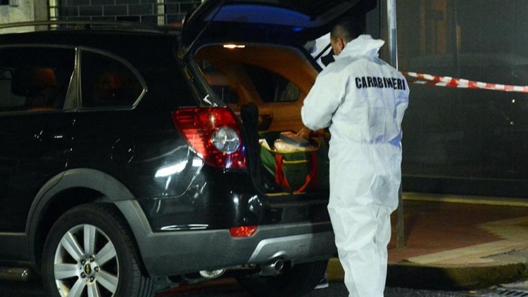 Itali, shqiptari ‘i hap’ gropën vetes, plagoset gabimisht dhe i zbulohen armë e 5.3 kg drogë