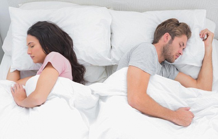 Çfarë i bezdis femrat dhe meshkujt kur ndajnë shtratin së bashku