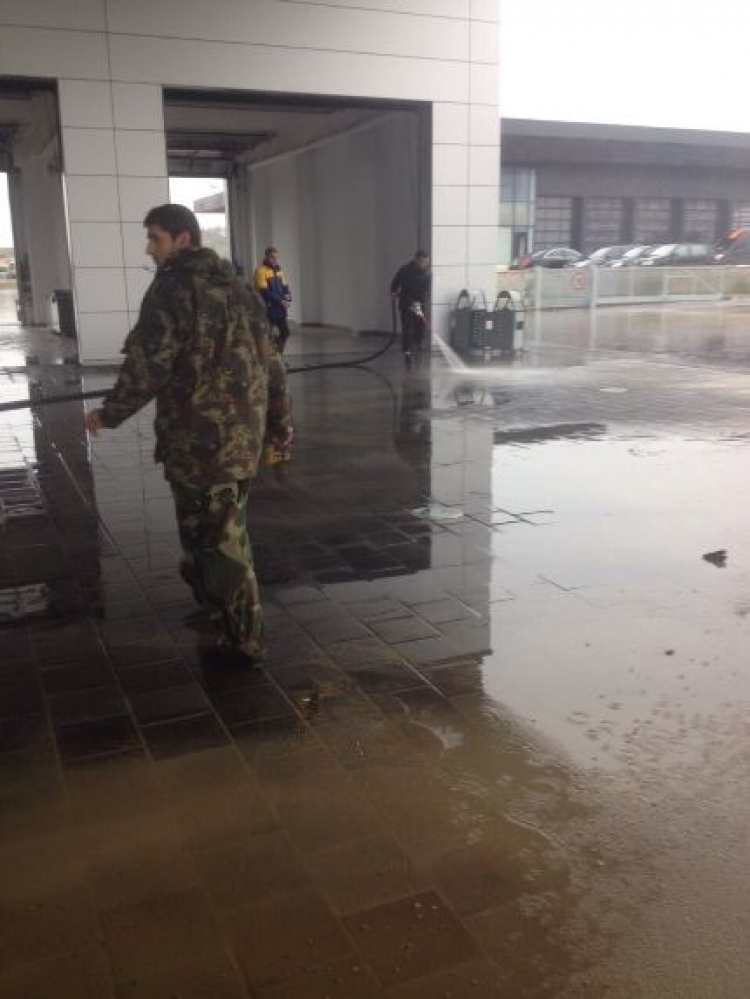 Stabilizohet situata pas ndërhyrjes së zjarrëfikëses tek servisi i “Mercedes Benz” në Tiranë