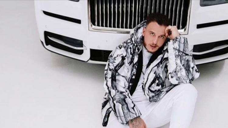 Mozzik shpenzon shifrën e “çmendur” për veshjen e tij në një koncert, mbi 37 mijë EURO!