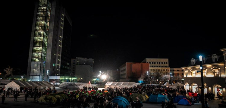 Vazhdon protesta e opozitës,1 mijë persona e kaluan natën në tenda