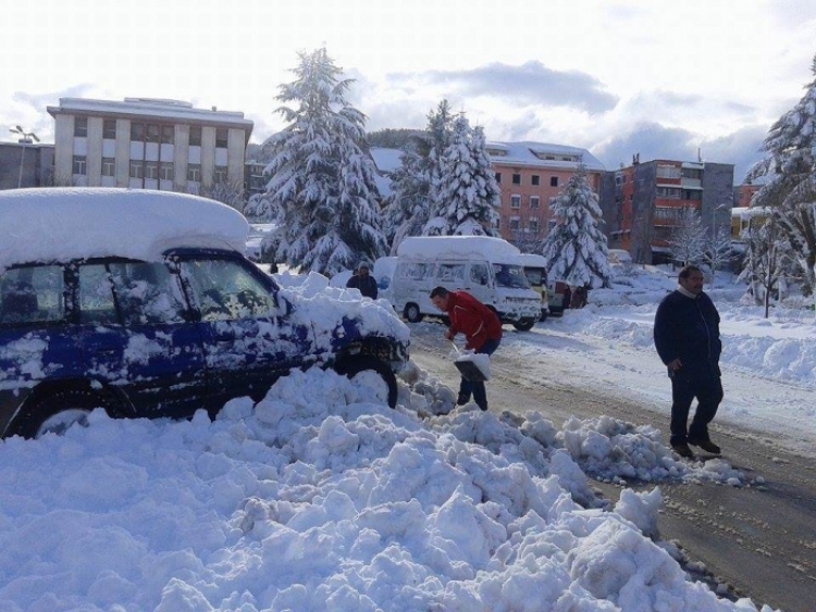 1 metër dëborë në Dibër dhe Korçë, shumë fshatra të bllokuar dhe pa energji elektrike