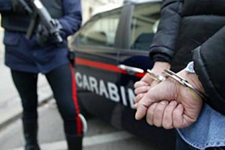Policia italiane i gjejnë shqiptarit 'bishën' e fshehur [VIDEO]
