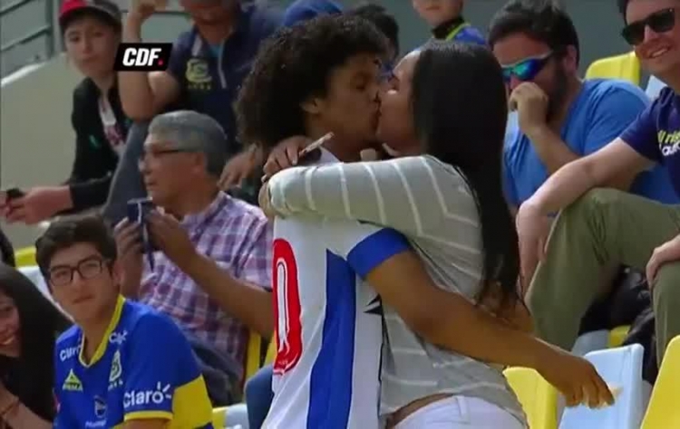 Shënon gol dhe propozon për martesë, futbollisti venezuelian “na la me gojë hapur” me gjestin romantik në fushën e lojës[VIDEO]