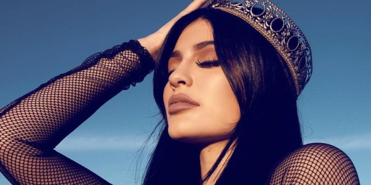 Kylie Jenner sfidon edhe Ririn me Puma-t e saj
