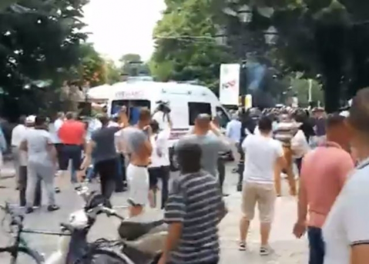 Vazhdojnë tesnionet në Shkodër/ Protestuesit qëllojnë me gurë ndaj policisë, ka të plagosur