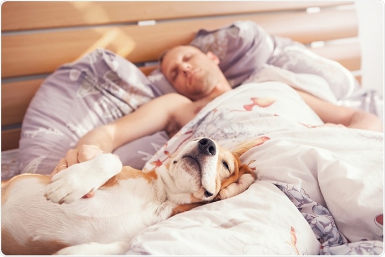 A duhet të flemë me qentë? Studiuesit japin përgjigjen [VIDEO]