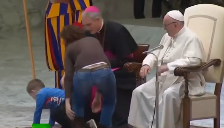 Vatikan, fëmija ngacmon rojen zviceriane, reagimi i Papa Franceskut...[VIDEO]