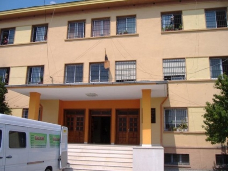 Elbasan, helmohen nga ushqimi në një dasmë, përfundojnë në spital 10 persona