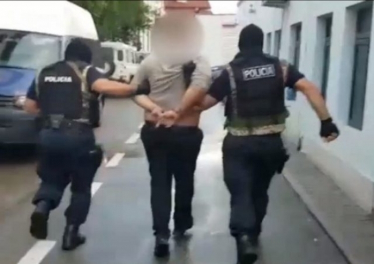 Elbasan, policia arreston Marjus Hoxhalli, 30 vjeç, Oltion Beshiri, 36 vjeç dhe Irini K, 62 vjeçe, akuzohen për disa vjedhje