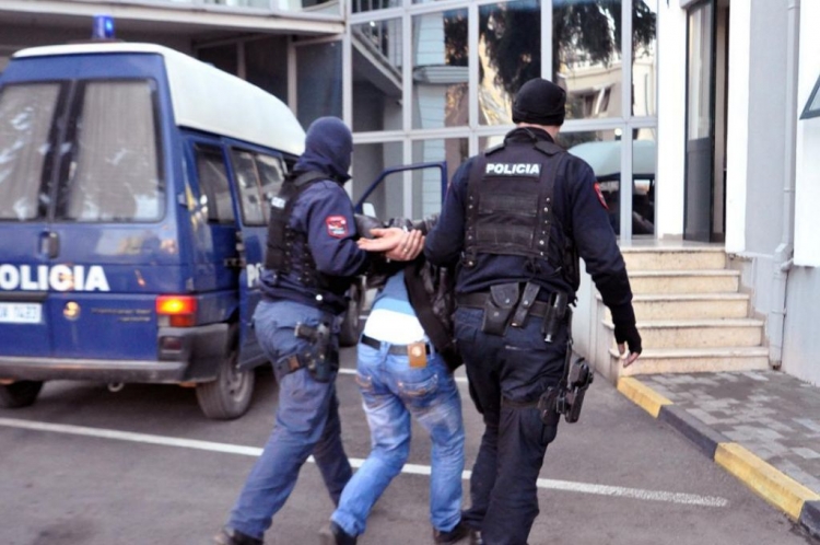 Policia e Durrësit vë në pranga hajdutin 19-vjeçar, ''i shumëkërkuar'' për terrorin e tij