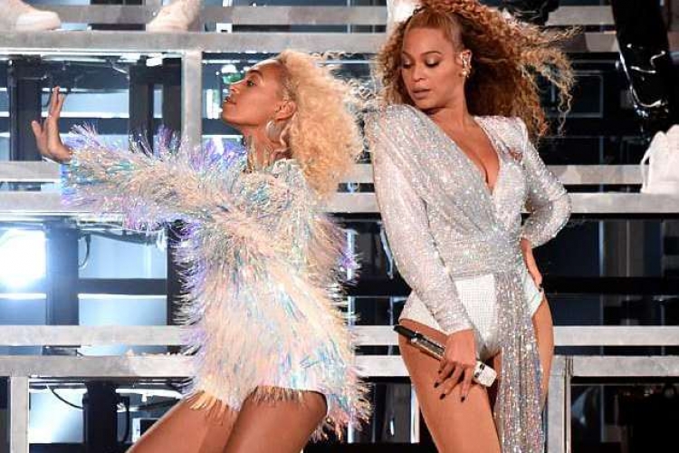 Ju mund ta keni parë Coachella, por me siguri këtë moment kur Beyonce dhe e motra rrëzohen në skenë, e keni humbur [FOTO/VIDEO]