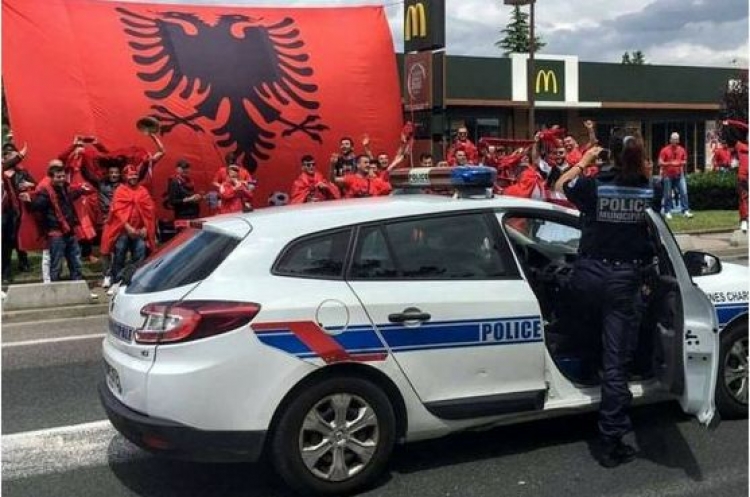 Policia franceze mahnitet nga tifozët shqiptarë [FOTO]