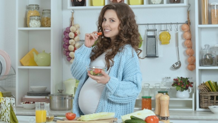 Çfarë ushqimesh duhet të konsumojnë gratë shtatzëna javë pas jave për të lindur një fëmijë të shëndetshëm