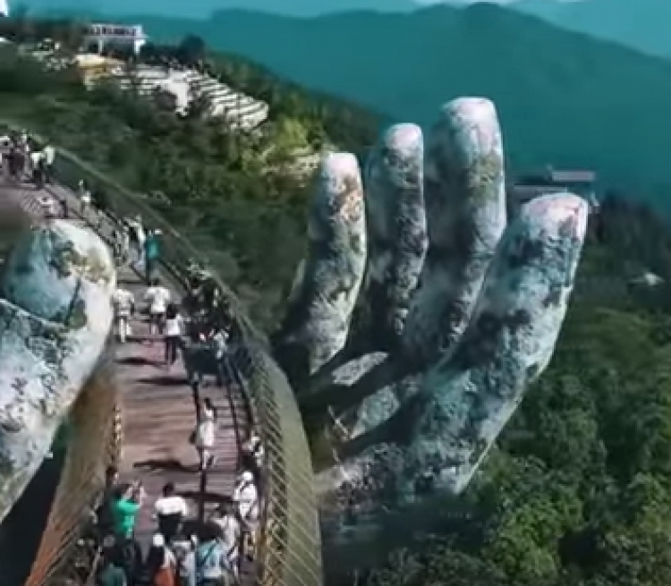 Një urë e cila mbahet nga dy duar gjigande/Adrenalinë në ajër [VIDEO]