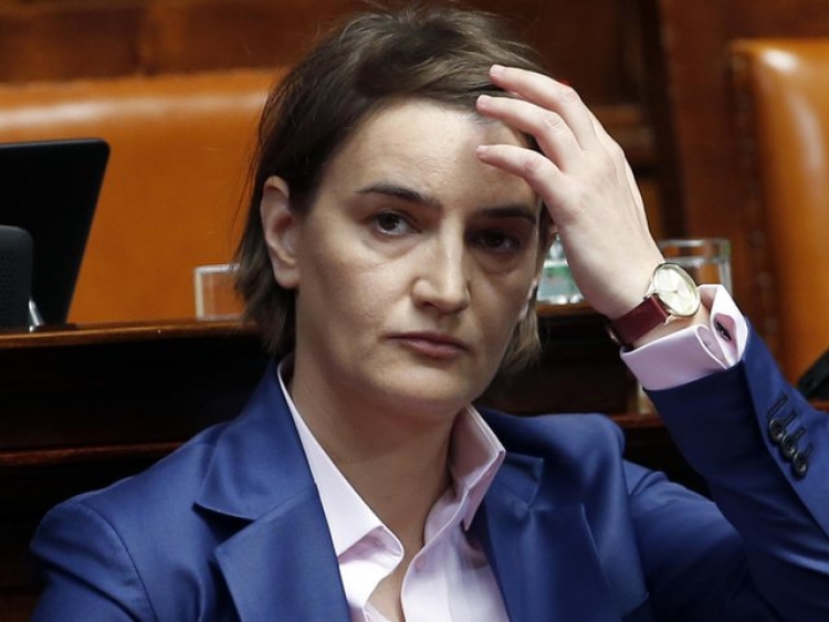 Gazetari shqiptar i rezervon surprizë të pakëndshme kryeministres serbe [FOTO]